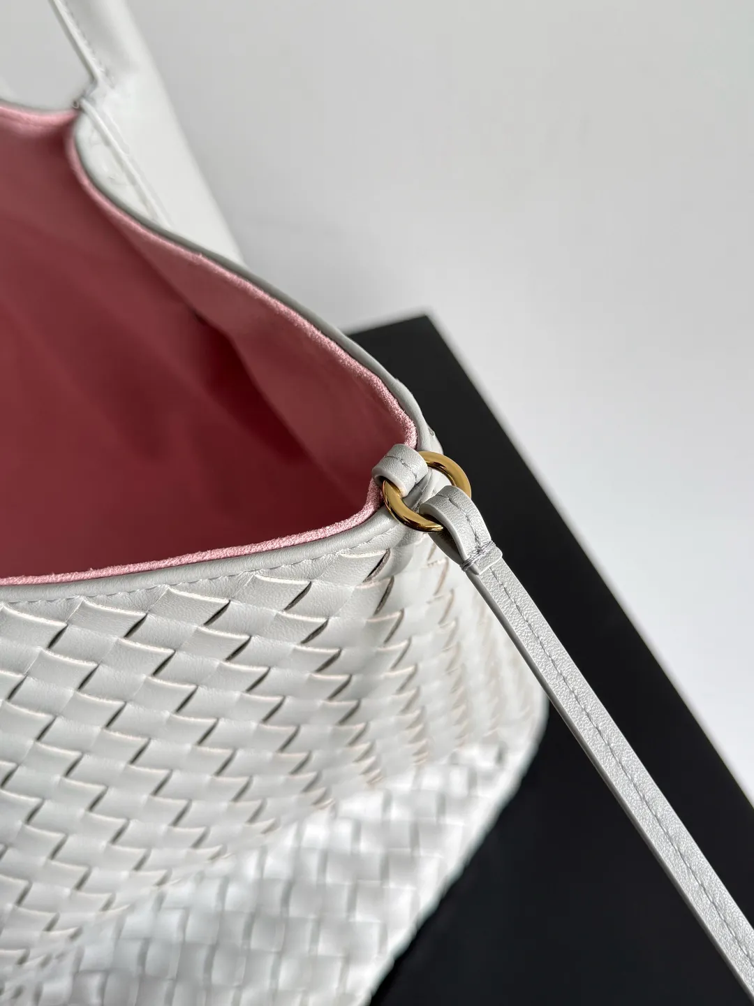 Batch 2660 Bottega Veneta 2025 new product PINACOTECA bag, iconic weaving process, skillfully crafted with 10mm Intrecciato process and equipped with suede lining. Four small strips of leather add character to the design and make the bag more stable. Relaxed yet sophisticated, casual yet refined, suede lining and double-sided design, suitable for shoulder and hand carry. The four straps can be adjusted into different shapes. One pack can be switched between two uses, easily integrating into your daily rhythm. Style number: 817166 Size: 43*23*17.5cm